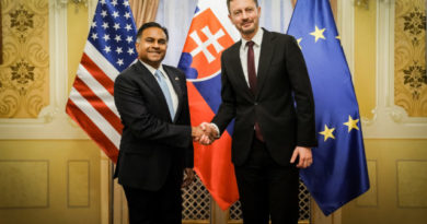 Premiér Heger sa stretol s novým veľvyslancom USA na Slovensku Gautamom Ranom