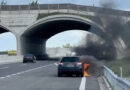 Na rýchlostnej ceste R7 horí auto. Na mieste zasahujú hasiči a záchranári (video)