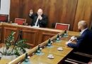 Kamery zachytili Huliaka ako hajluje na parlamentnom výbore. Bráni sa, že záber je vytrhnutý z kontextu (video)